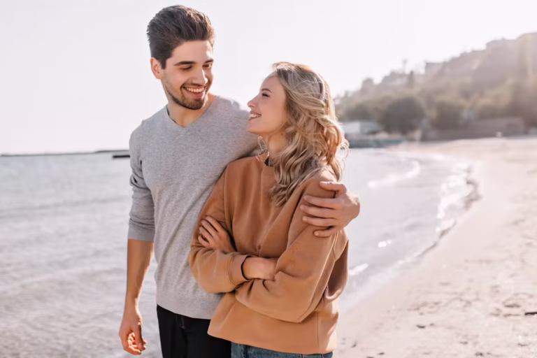 couple-heureux-sur-une-plage-soleil